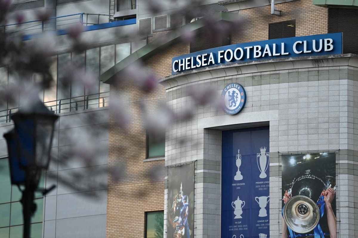 Abramovich no podrá vender al Chelsea tras ser sancionados por la invasión a Ucrania Roman Abramovich, propietario del Chelsea FC, fue incluido el jueves entre los multimillonarios rusos sancionados por el gobierno británico debido a la invasión de Ucrania, lo que impide la venta del club campeón de Europa que, sin embargo, podrá seguir jugando.