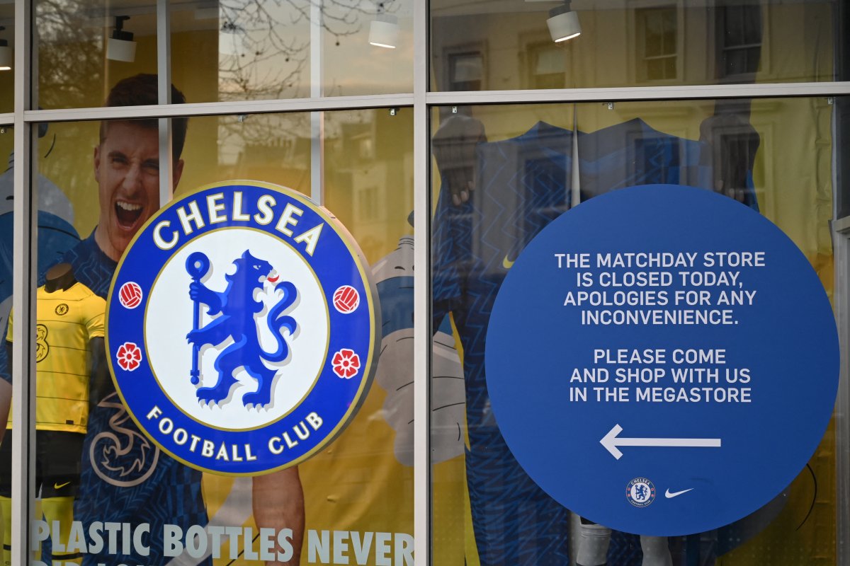 Abramovich no podrá vender al Chelsea tras ser sancionados por la invasión a Ucrania Roman Abramovich, propietario del Chelsea FC, fue incluido el jueves entre los multimillonarios rusos sancionados por el gobierno británico debido a la invasión de Ucrania, lo que impide la venta del club campeón de Europa que, sin embargo, podrá seguir jugando.