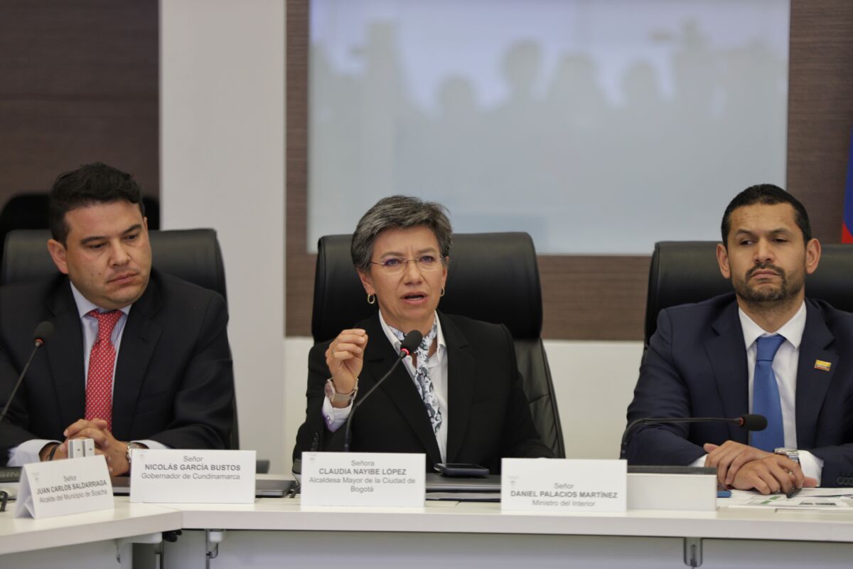 Aumentan recompensa a $5.000 millones por alias ‘Jhon Mechas’ Entre las medidas que se tomaron tras ese consejo de seguridad se encuentran el aumento de la recompensa a $5.000 millones por Javier Alonso Velosa García, alias ‘John Mechas’, cabecilla del frente 33 de las ‘Disidencias de las Farc’, y quien presuntamente planeó este atentado, y 300 millones por los responsables del atentado en Arborizadora Alta.