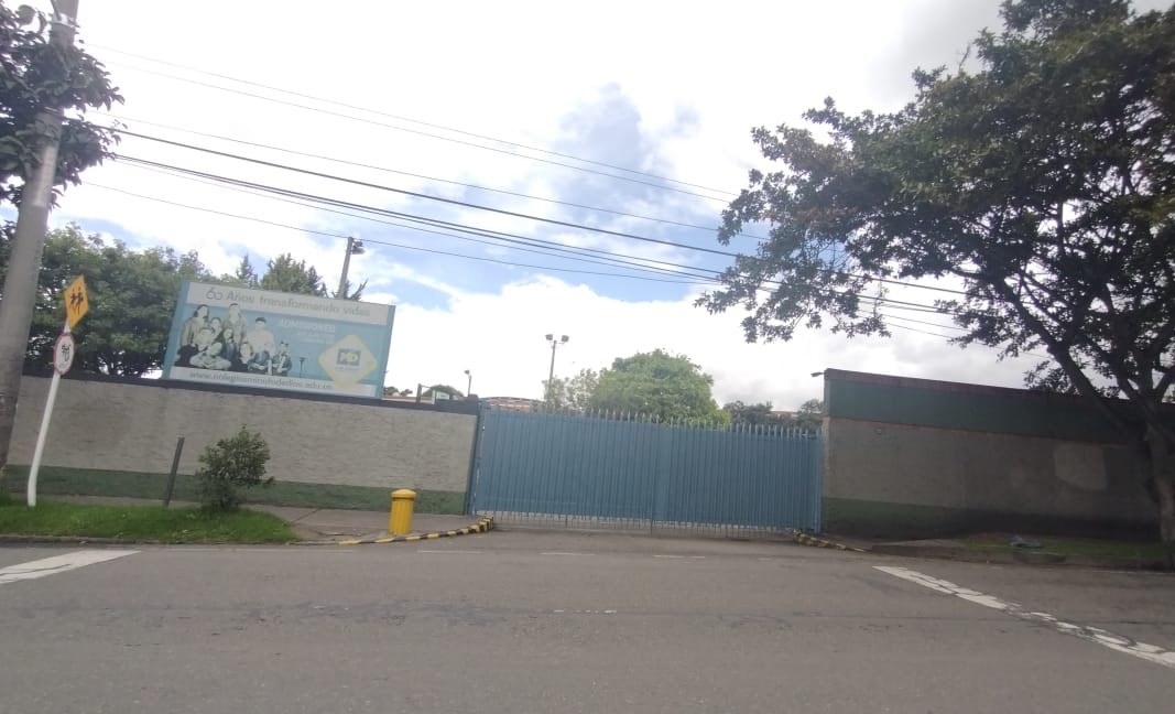 Denuncian abuso sexual de profesora a alumno en colegio de Bogotá En Bogotá continúan saliendo a la luz casos de abuso sexual en diferentes colegios. Esta vez la situación se torna un poco diferente, pues fue una profesora la que, según denuncia la mamá de la víctima, le insistía a un menor de 15 años que tuvieran un intercambio de besos y relaciones sexuales por buenas calificaciones.