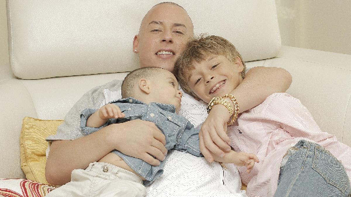Cosculluela le pidió el divorcio a su esposa y la custodia de sus hijos El cantante del genero urbano José Fernando Cosculluela, mejor conocido como Cosculluela, estaría en líos legales con su esposa Jennifer.