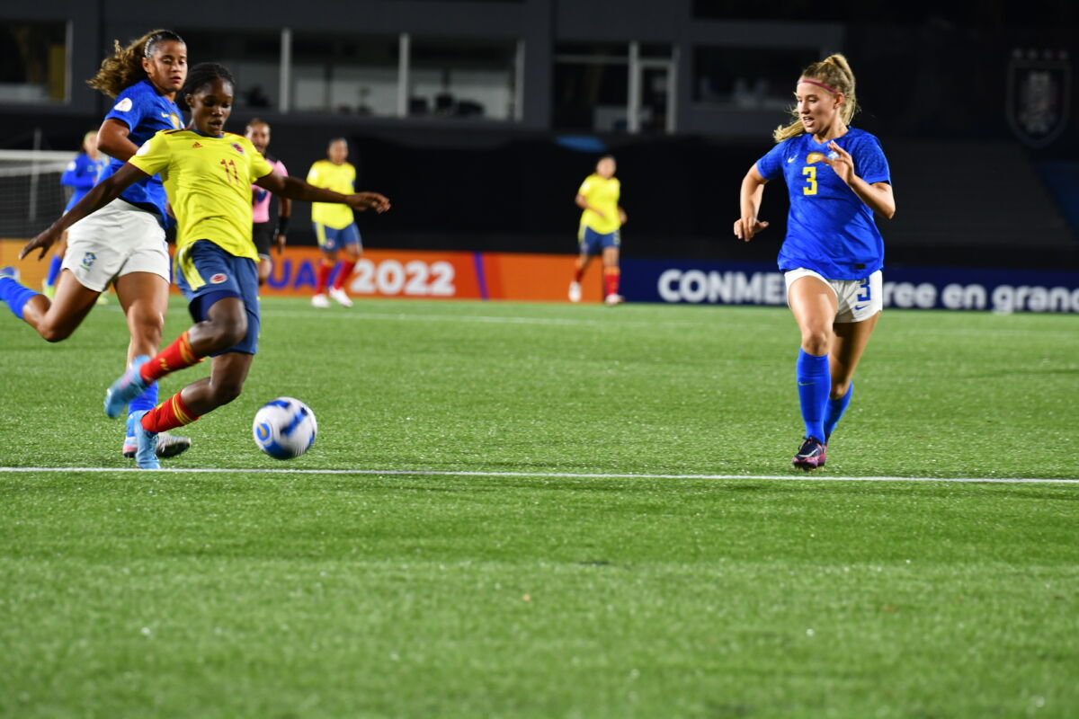 La Selección Colombia es subcampeona del Sudamericano Sub 17 e irá al Mundial La Selección Colombia Femenina cerró este sábado su participación en el Sudamericano Sub 17 de Uruguay. En el duelo definitivo nuestras compatriotas no pudieron mantener su invicto y cayeron 1-0 contra Brasil, que se quedó con el título. No obstante, terminan el torneo en el segundo lugar y con el cupo al Mundial de la India.