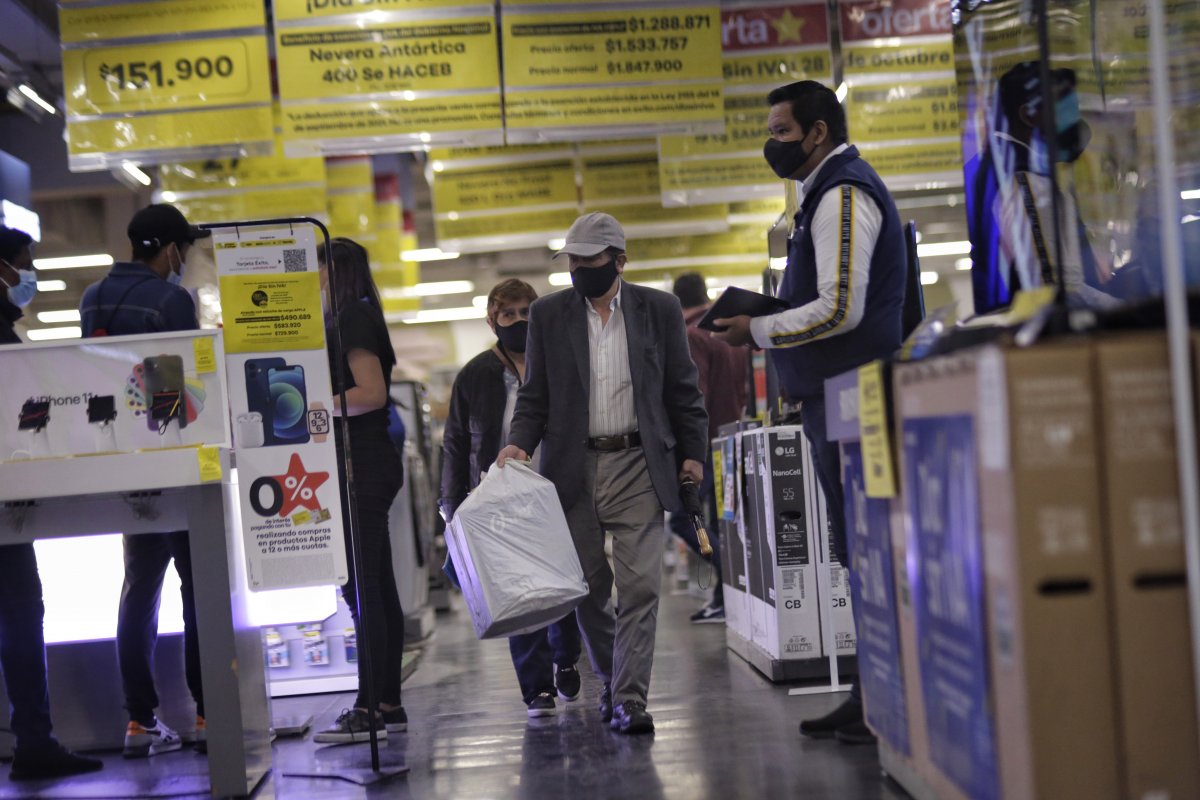 Primer día sin IVA de 2022 deja ventas por $7,6 billones en todo el país 2 Primer día sin IVA de 2022 deja ventas por $7,6 billones en todo el país El Gobierno Nacional informó que, con corte a las 6:00 de la tarde de este viernes, las ventas durante el primer Día sin IVA de 2022 ascienden a los 7,6 billones de pesos.