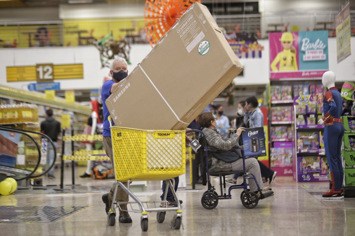 ¡Sáquele provecho al día sin IVA! Este viernes será un nuevo día en el que los colombianos puedan adquirir un grupo importante de productos sin tener que pagar el Impuesto al Valor Agregado (IVA), del 19 %, por lo que comerciantes del país esperan ventas de hasta 10 billones de pesos, casi un billón más de lo logrado en la anterior jornada.