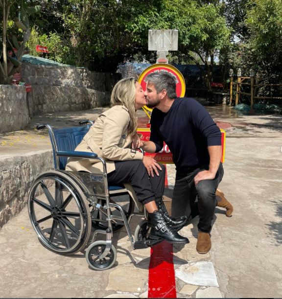 Por esta razón Daniela Álvarez tendrá que volver a la silla de ruedas 10 Por esta razón Daniela Álvarez tendrá que volver a la silla de ruedas La presentadora Daniela Álvarez, a quien le amputaron una pierna, contó a seguidores que una herida en su otra extremidad le impide caminar.