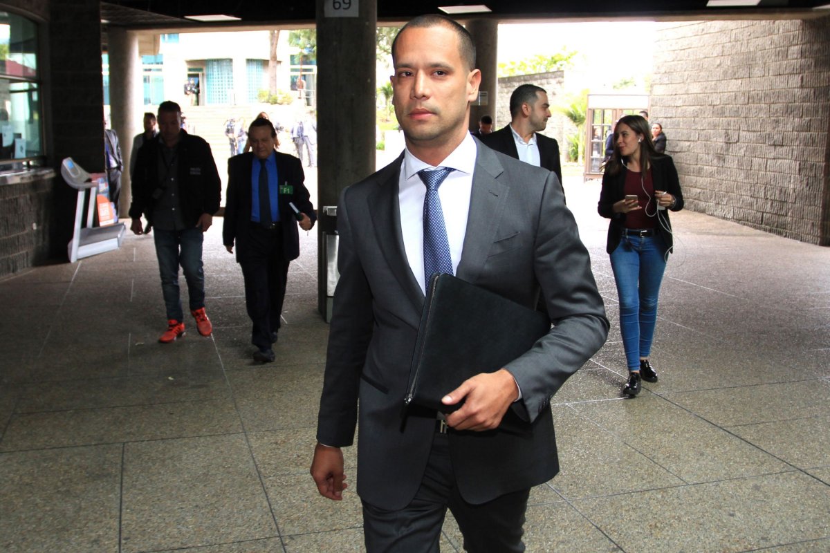 Fiscalía pedirá que Diego Cadena sea enviado a la cárcel Tras el escándalo que suscitó el viaje del abogado Diego Cadena a Panamá, pese a que tenía detención domiciliaria, la Fiscalía anunció que por medio de su abogado solicitará a un juez que lo capture, revoque esa medida de aseguramiento y lo envíe a la cárcel.