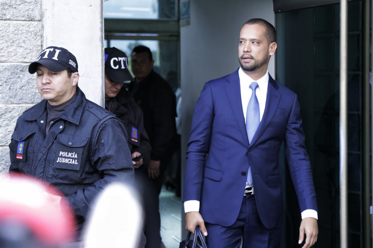 Fiscalía pedirá que Diego Cadena sea enviado a la cárcel Tras el escándalo que suscitó el viaje del abogado Diego Cadena a Panamá, pese a que tenía detención domiciliaria, la Fiscalía anunció que por medio de su abogado solicitará a un juez que lo capture, revoque esa medida de aseguramiento y lo envíe a la cárcel.