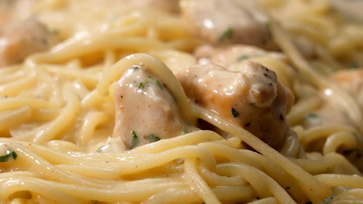 ESPAGUETIS EN SALSA ALFREDO CON POLLO 1 ESPAGUETIS EN SALSA ALFREDO CON POLLO Para elaborar estos espaguetis en salsa Alfredo con pollo utilizaremos mantequilla, queso parmesano y añadiremos nata para darle un toque especial. Veamos cómo preparar esta receta siguiendo los pasos que se muestran a continuación:
