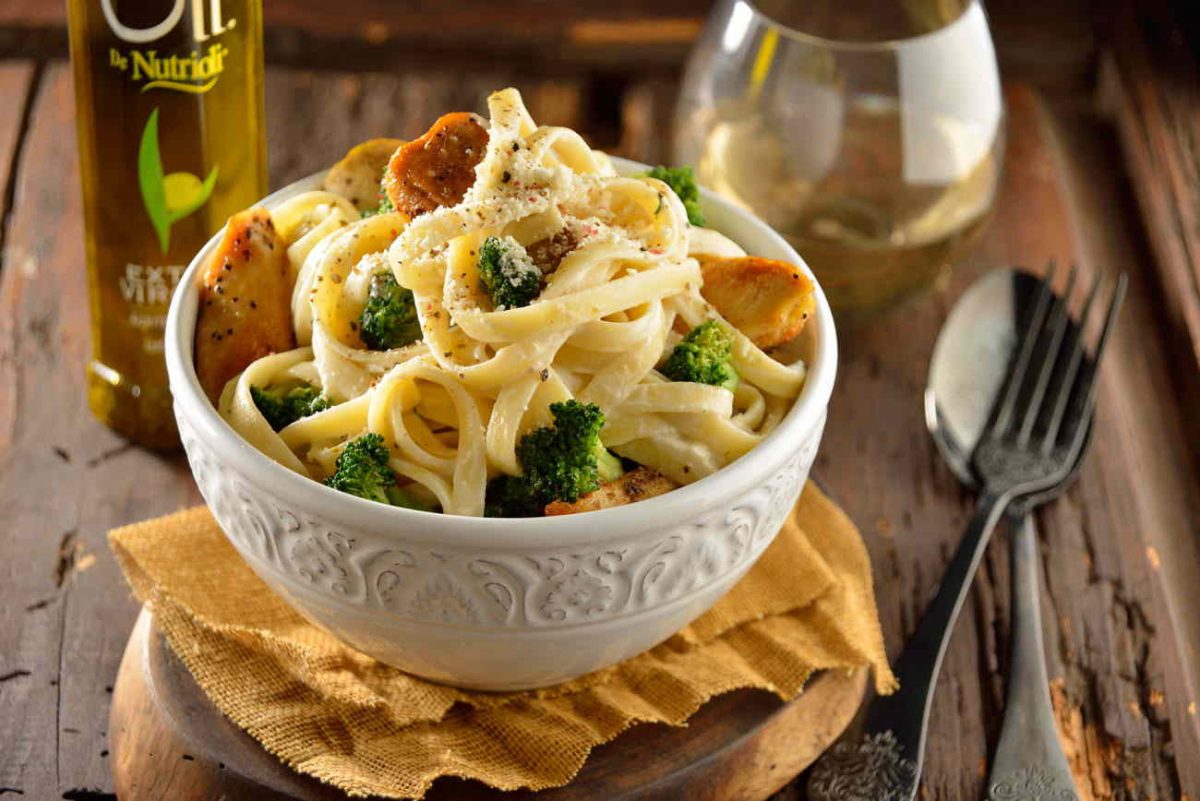 ESPAGUETIS EN SALSA ALFREDO CON POLLO 8 ESPAGUETIS EN SALSA ALFREDO CON POLLO Para elaborar estos espaguetis en salsa Alfredo con pollo utilizaremos mantequilla, queso parmesano y añadiremos nata para darle un toque especial. Veamos cómo preparar esta receta siguiendo los pasos que se muestran a continuación: