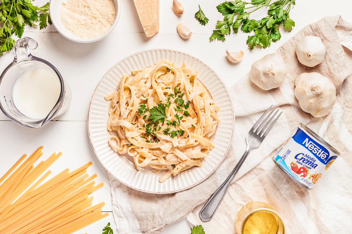 ESPAGUETIS EN SALSA ALFREDO CON POLLO 2 ESPAGUETIS EN SALSA ALFREDO CON POLLO Para elaborar estos espaguetis en salsa Alfredo con pollo utilizaremos mantequilla, queso parmesano y añadiremos nata para darle un toque especial. Veamos cómo preparar esta receta siguiendo los pasos que se muestran a continuación: