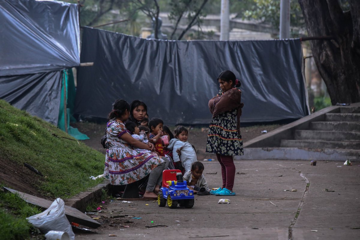 Murió bebé de 3 meses perteneciente a la comunidad Emberá asentada en Bogotá Un bebé de tres meses de edad que nació en el Parque Nacional, donde permanece asentada la comunidad indígena Emberá, falleció en las últimas horas por complicaciones de salud asociadas a desnutrición, a pesar de haber sido atendido en el Hospital Santa Clara de Bogotá.