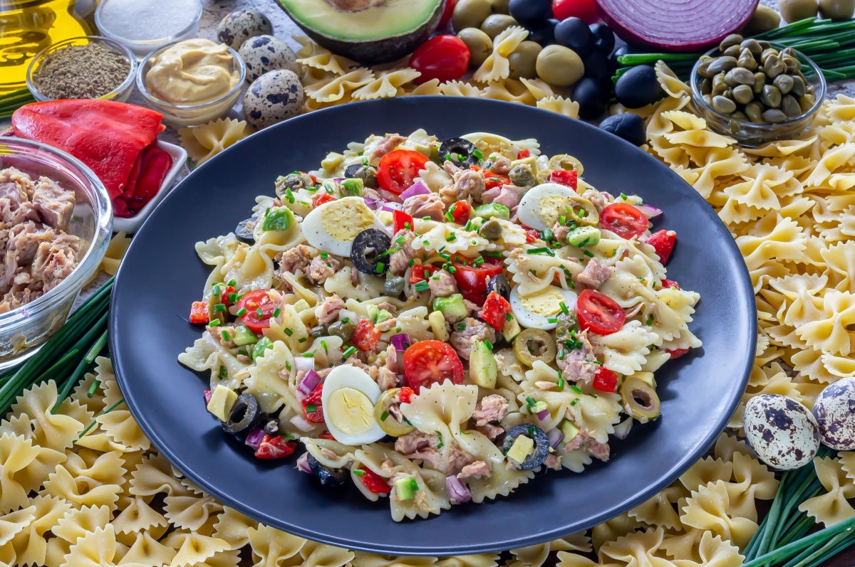 Ensalada de pasta con atún La ensalada de pasta con atún es de esas comidas completas que tienen todo lo que necesitas para un almuerzo o incluso para la cena. Tiene vegetales, proteínas sin grasa y carbohidratos. Es una comida maravillosa.