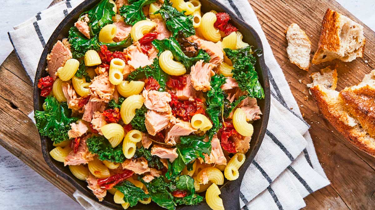 Ensalada de pasta con atún La ensalada de pasta con atún es de esas comidas completas que tienen todo lo que necesitas para un almuerzo o incluso para la cena. Tiene vegetales, proteínas sin grasa y carbohidratos. Es una comida maravillosa.