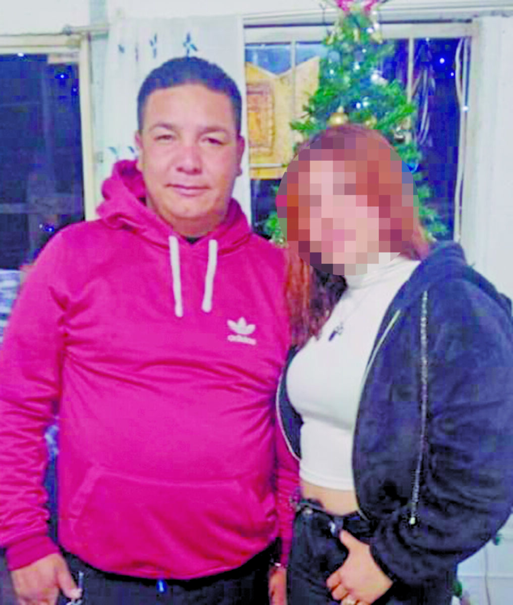 Asesinan de dos tiros a taxista en el barrio Manuela Beltrán 5 Asesinan de dos tiros a taxista en el barrio Manuela Beltrán Desgonzado contra la cabrilla del taxi que llevaba apenas un par de horas conduciendo, con la cara mirando hacia el costado derecho dejando ver los dos orificios de las balas en su cabeza y con los ojos cerrados, se observaba por la ventana del puesto del conductor, la tarde de ayer, el cuerpo de Manuel Ignacio Romero Peña.
