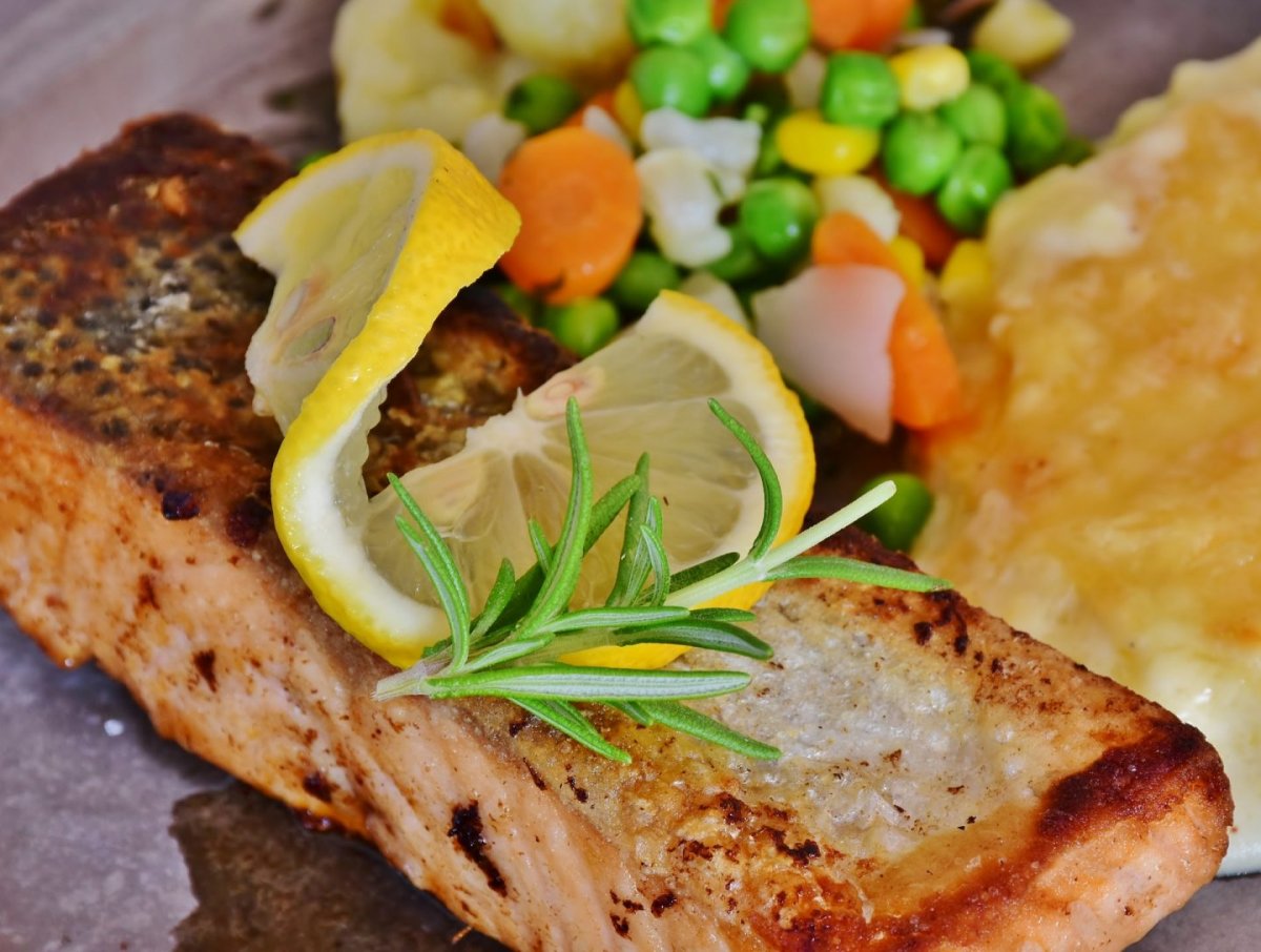 Receta para un delicioso filete de pescado 2 Receta para un delicioso filete de pescado Se acerca la Semana Santa y el pescado es uno los platos preferidos por estas fechas. Las familias cristianas cocinan una variedad de platillos sólo con este tipo de carne para evitar aquellas derivadas del cerdo y res. Pero, ¿por qué se debe comer pescado durante esta temporada?