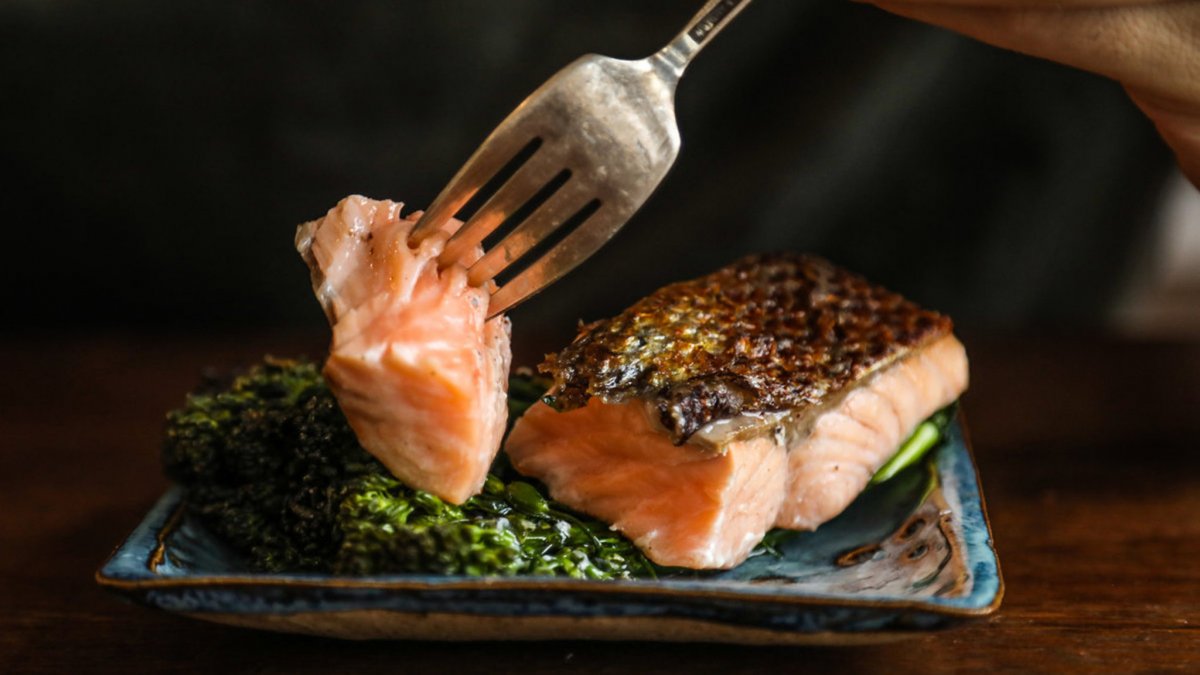 Receta para un delicioso filete de pescado 1 Receta para un delicioso filete de pescado Se acerca la Semana Santa y el pescado es uno los platos preferidos por estas fechas. Las familias cristianas cocinan una variedad de platillos sólo con este tipo de carne para evitar aquellas derivadas del cerdo y res. Pero, ¿por qué se debe comer pescado durante esta temporada?