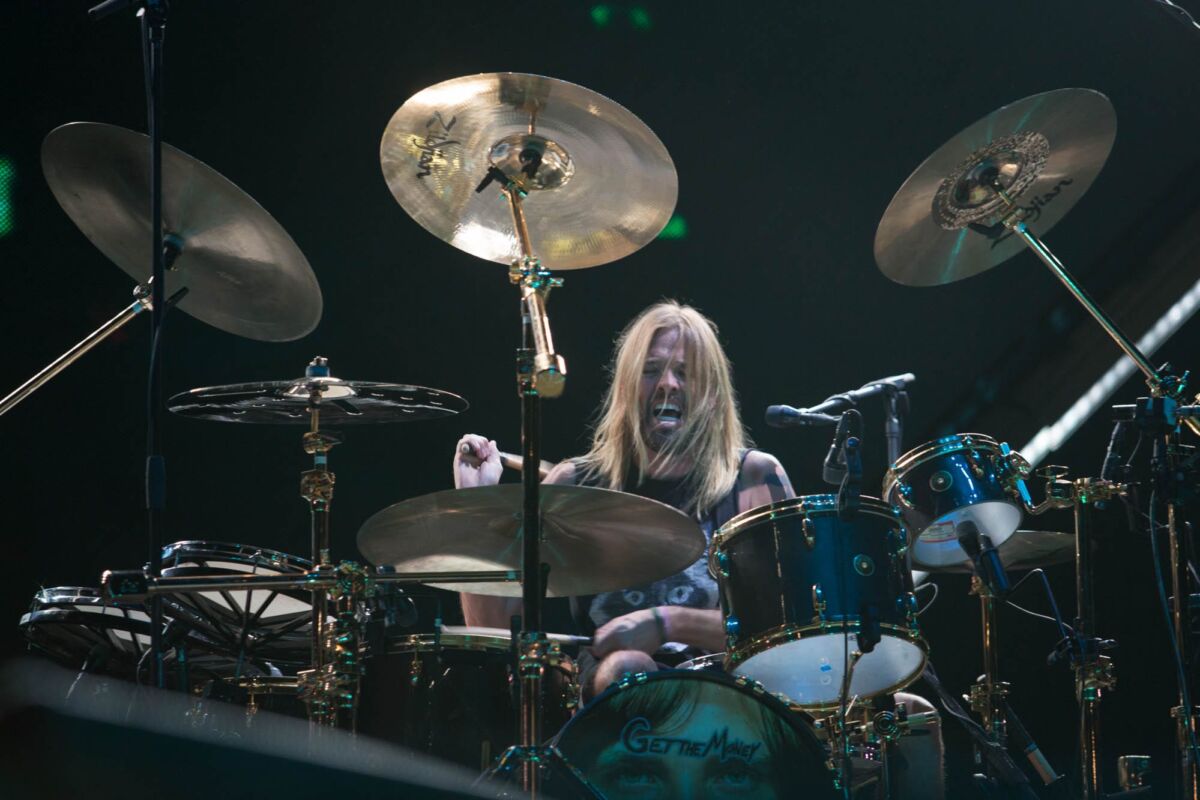 EN VIDEO: Entre aplausos sacaron el cuerpo del baterista de Foo Fighters 1 EN VIDEO: Entre aplausos sacaron el cuerpo del baterista de Foo Fighters Frente al hotel Four Seasons, también conocido como Casa Medina, en la localidad de Chapinero, los vehículos de emergencia se acumulaban, así como muchos curiosos y los primeros seguidores de la banda de rock Foo Fighters, al conocerse que el baterista Taylor Hawkins tenía complicaciones de salud.