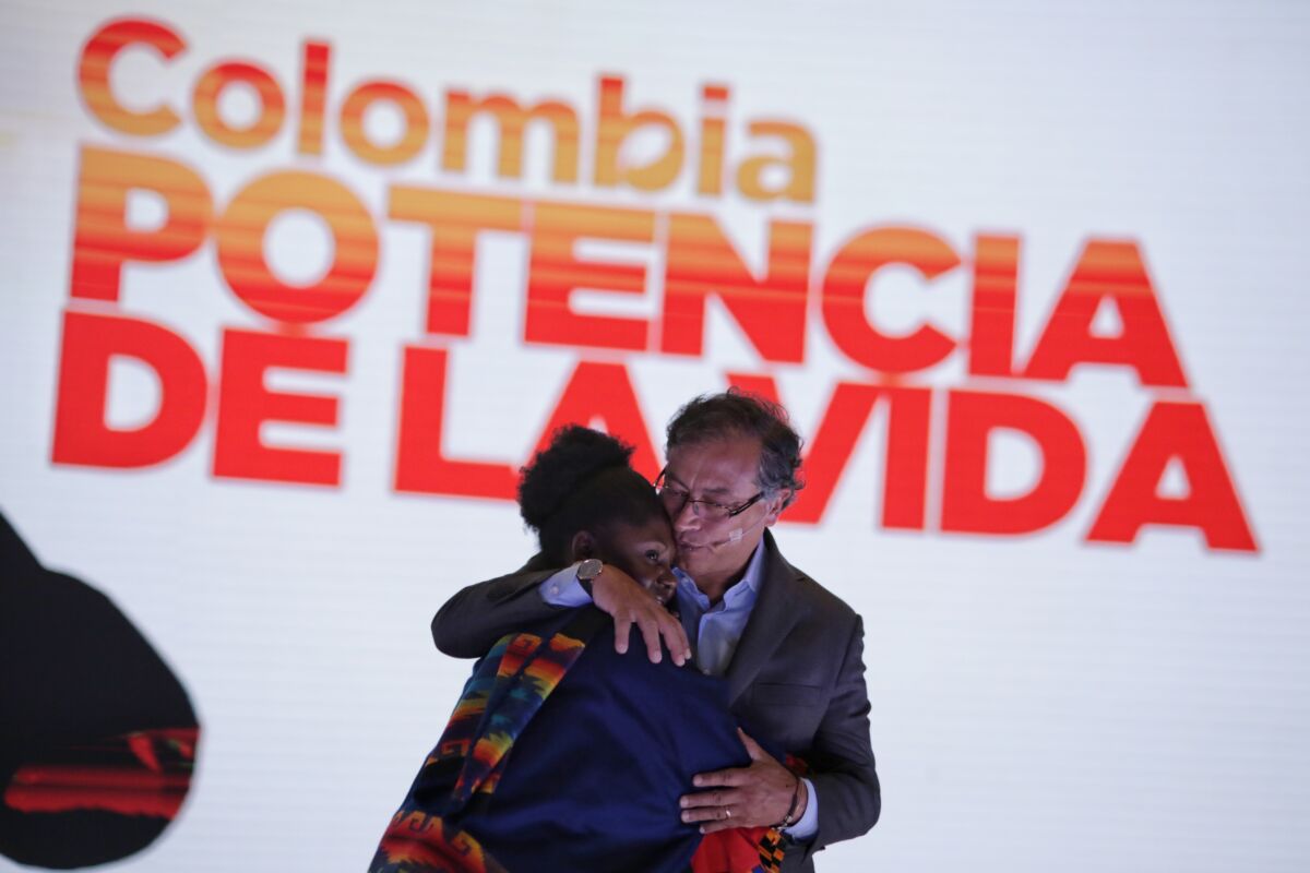 Petro oficializa a Francia Márquez como su vicepresidenta 2 Petro oficializa a Francia Márquez como su vicepresidenta Como se había anticipado desde la semana pasada, la líder afro y ex precandidata en la consulta del Pacto Histórico, Francia Márquez, fue oficializada por el candidato Gustavo Petro como su fórmula para la vicepresidencia de la República.