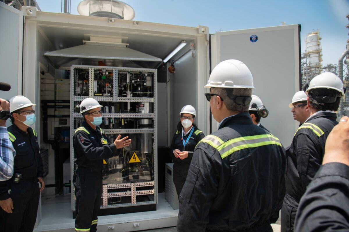 Gobierno abre convocatorias para proyectos de hidrógeno verde y azul 1 Gobierno abre convocatorias para proyectos de hidrógeno verde y azul En medio de la presentación del primer electrolizador de Colombia ubicado en la Refinería de Ecopetrol en Cartagena, el ministro de Minas y Energía, Diego Mesa, anunció el lanzamiento de la convocatoria del Gobierno Nacional para el financiamiento y cofinanciamiento de proyectos de inversión en hidrógeno verde y azul.