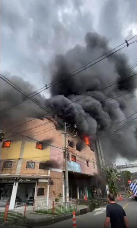 70 familias sin empleo por tremendo incendio en Medellín 6 70 familias sin empleo por tremendo incendio en Medellín En la tarde hoy se presenció un voraz incendio en un fábrica del barrio El Chagualo, ubicado en el centro de Medellín.