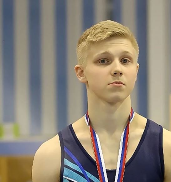 Críticas a gimnasta ruso por apoyar invasión a Ucrania La Federación Internacional de Gimnasia (FIG) abrió un expediente al gimnasta ruso Iván Kuliak por su “escandaloso comportamiento” en la Copa del Mundo disputada en Doha la semana pasada, en la que compitió con la ‘Z’ que llevan los tanques de su país que invadió a Ucrania y que representa la victoria.