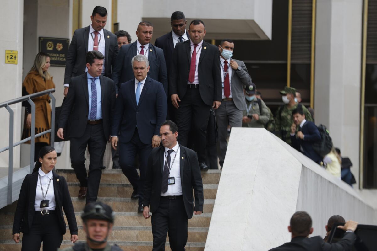 Aumentan recompensa a $5.000 millones por alias ‘Jhon Mechas’ Entre las medidas que se tomaron tras ese consejo de seguridad se encuentran el aumento de la recompensa a $5.000 millones por Javier Alonso Velosa García, alias ‘John Mechas’, cabecilla del frente 33 de las ‘Disidencias de las Farc’, y quien presuntamente planeó este atentado, y 300 millones por los responsables del atentado en Arborizadora Alta.
