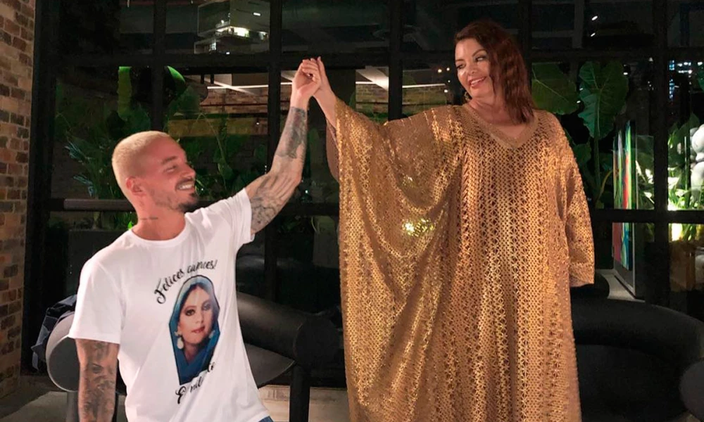 Con total emoción, J Balvin anuncia que su madre le ganó al COVID-19 2 Con total emoción, J Balvin anuncia que su madre le ganó al COVID-19 En redes sociales el cantante del género urbano, J Balvin, compartió una serie de historias totalmente alegre en el que hace oficial que su madre, y mejor compañía, ya había sido dada de alta.