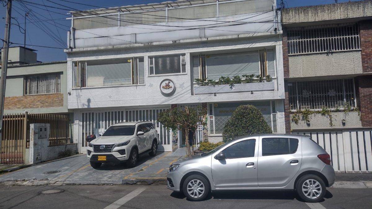 Menor de 4 años habría sido abusada por profesor de música en Teusaquillo Este jueves se conoció la infame denuncia de un presunto abuso sexual a una menor de solo 4 añitos por parte de su profesor de música, en una institución educativa de la localidad de Teusaquillo.