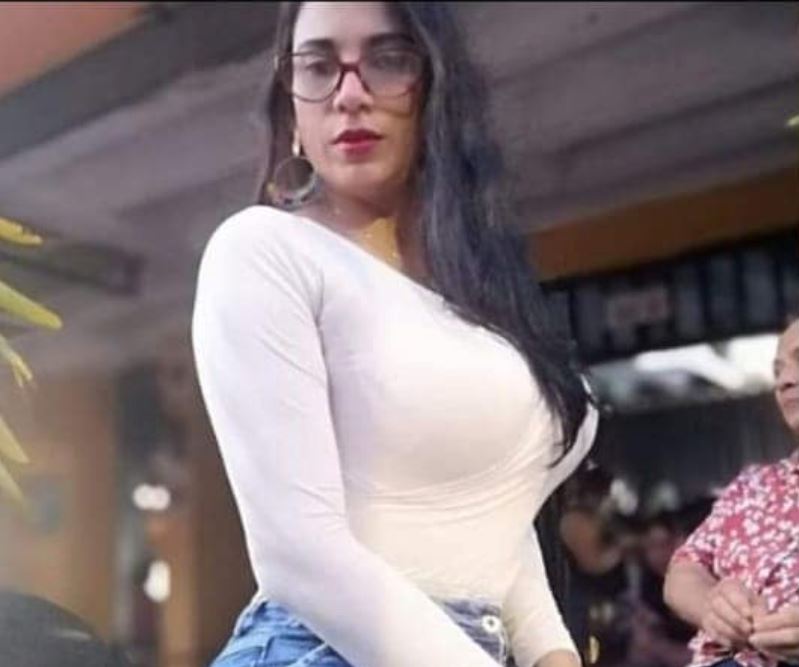 A Johana la hallaron descuartizada en el baúl de un carro Cómo Johana Paola Chávez fue identificada la mujer hallada sin vida en el baúl de su vehículo, que se encontraba parqueado al interior de su vivienda, ubicada en la transversal 35 del barrio Simón Bolívar, en el municipio de Barrancabermeja (Santander).