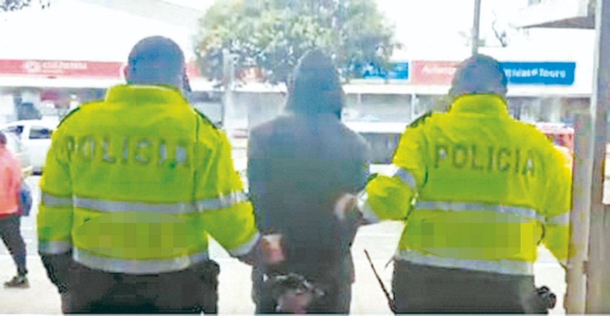 Despiadado ataque a su exsuegra Gracias a que los vecinos se percataron de lo ocurrido, lograron llamar a las autoridades antes de que el hombre siguiera atacando a puñal a su exsuegra. A los pocos minutos de que reportaran lo ocurrido, una patrulla de la Policía llegó a atender el incidente y logró capturar al agresor, quien todavía tenía en su poder el arma blanca con la que había cometido el delito.Además, la víctima fue trasladada al centro asistencial, en donde todavía permanece, ya que sufrió graves heridas en el pecho, cuello y la cara.