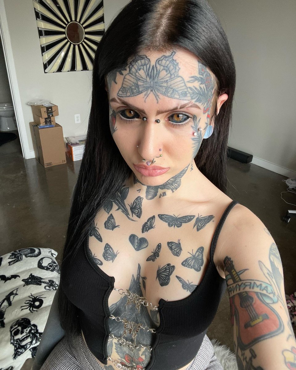 Mujer se realizó numerosas cirugías para parecerse al diablo 3 Mujer se realizó numerosas cirugías para parecerse al diablo En Houston, Estados Unidos, por medio de TikTok se conoció la impactante historia de una joven de 22 años que invirtió todo lo que ganó en su cuenta de OnlyFans para lucir como el diablo.