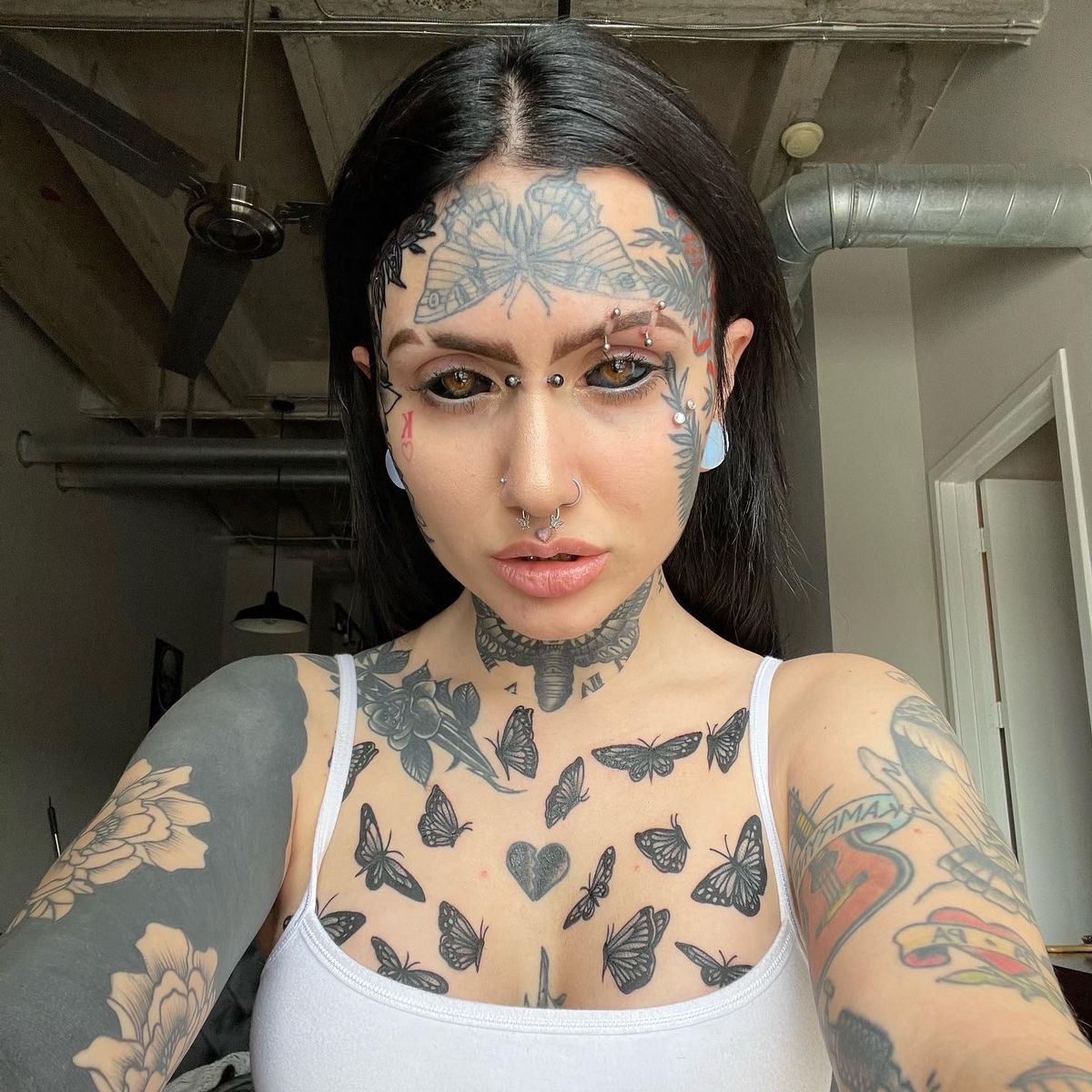 Mujer se realizó numerosas cirugías para parecerse al diablo 3 Mujer se realizó numerosas cirugías para parecerse al diablo En Houston, Estados Unidos, por medio de TikTok se conoció la impactante historia de una joven de 22 años que invirtió todo lo que ganó en su cuenta de OnlyFans para lucir como el diablo.
