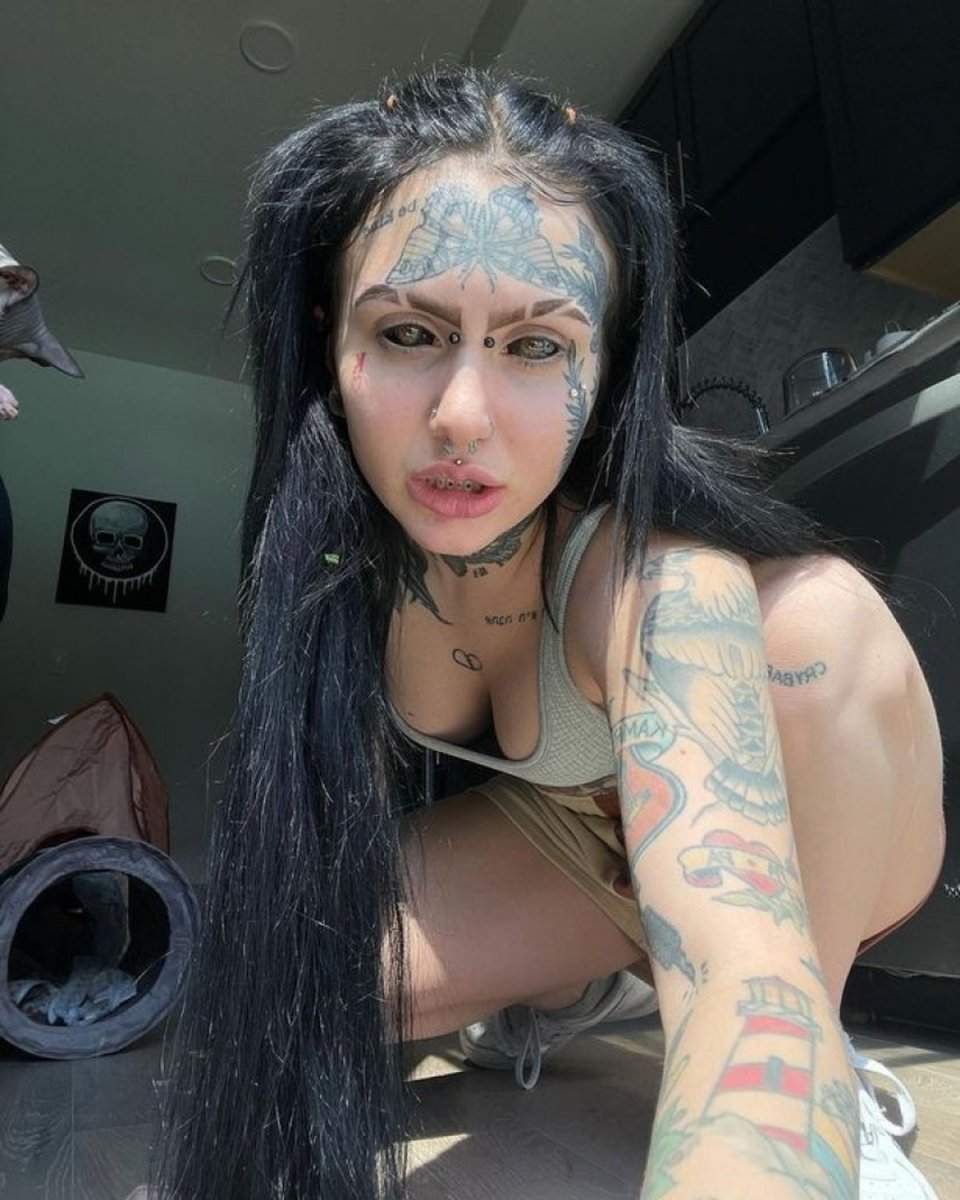 Mujer se realizó numerosas cirugías para parecerse al diablo 4 Mujer se realizó numerosas cirugías para parecerse al diablo En Houston, Estados Unidos, por medio de TikTok se conoció la impactante historia de una joven de 22 años que invirtió todo lo que ganó en su cuenta de OnlyFans para lucir como el diablo.
