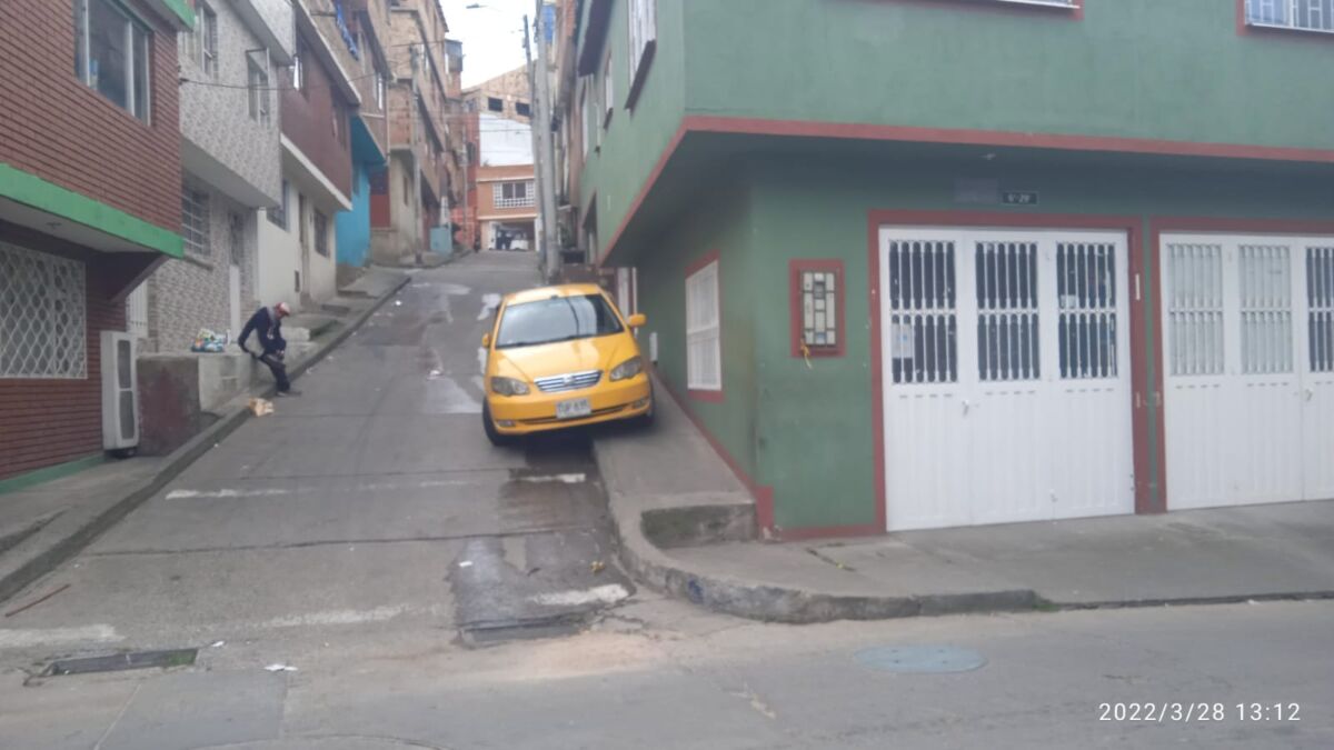 Asesinado a bala en San Cristóbal mientras se fumaba un cigarrillo 1 Asesinado a bala en San Cristóbal mientras se fumaba un cigarrillo La fría y tranquila noche en el barrio San Jacinto se tornó violenta este domingo. Cinco disparos retumbaron en la subida del paradero del SITP y tras las detonaciones, el rumor de la muerte de un muchacho se esparció como los ecos de los disparos que le quitaron la vida sobre el andén.
