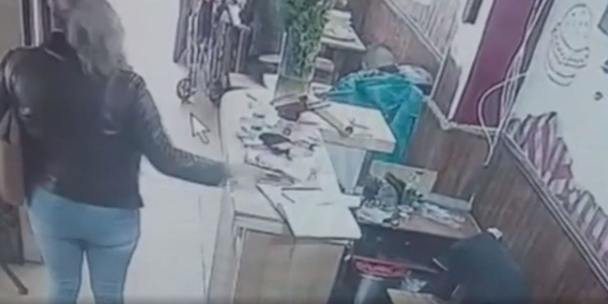 EN VIDEO: La pillaron robando celular en local de Soacha Varios comerciantes de Soacha se encuentran en la búsqueda de una mujer a la que acusan por, supuestamente, no parar de robar todo lo que ve de valor dentro de los establecimientos.