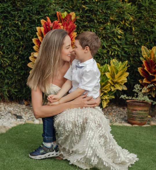 EN VIDEO: Tremendo susto de Laura Acuña por pilatuna de su hijo 1 EN VIDEO: Tremendo susto de Laura Acuña por pilatuna de su hijo La presentadora Laura Acuña compartió este viernes el video del momento en el que su pequeño hijo de 3 años se intenta encaramar a un muro en su vivienda, situación por la que ella se llevó tremendo susto. El pequeño, en medio de su inocencia y curiosidad, puso en peligro su vida.