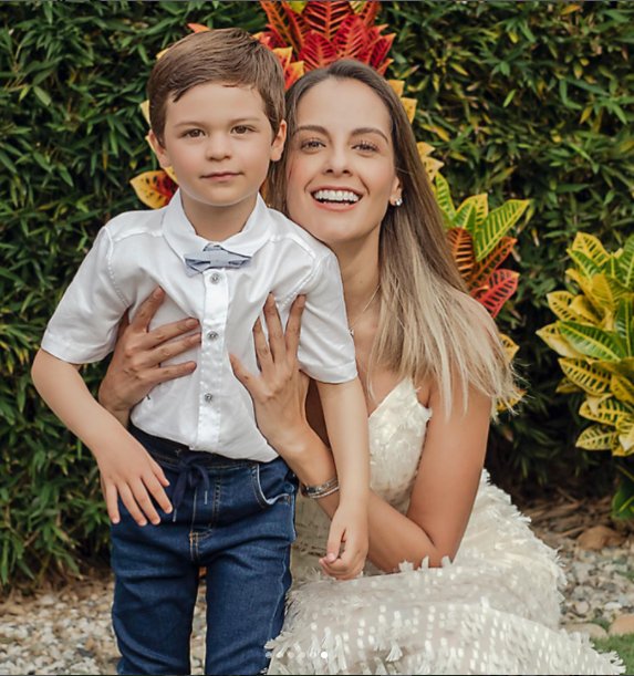 EN VIDEO: Tremendo susto de Laura Acuña por pilatuna de su hijo 1 EN VIDEO: Tremendo susto de Laura Acuña por pilatuna de su hijo La presentadora Laura Acuña compartió este viernes el video del momento en el que su pequeño hijo de 3 años se intenta encaramar a un muro en su vivienda, situación por la que ella se llevó tremendo susto. El pequeño, en medio de su inocencia y curiosidad, puso en peligro su vida.
