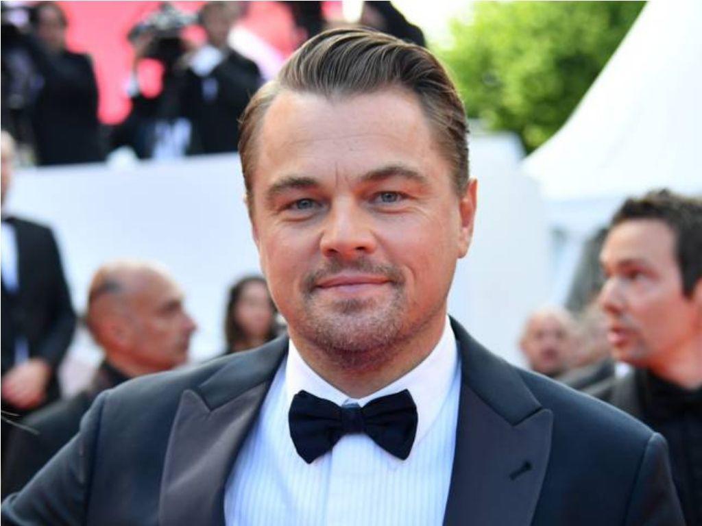 Leonardo DiCaprio hizo millonaria donación al ejército de Ucrania 1 Leonardo DiCaprio hizo millonaria donación al ejército de Ucrania Leonardo DiCaprio ha donado 10 millones de dólares, es decir la suma de 37 mil 500 millones de pesos, a las fuerzas armadas de Ucrania. El ganador del Oscar por 'El renacido' ha querido así solidarizarse con el país presidido por Volodímir Zelenski. Un gesto que tiene un gran significado personal, puesto que la abuela materna del actor era de origen ucraniano. Otras estrellas como Mila Kunis o David y Victoria Beckham también han querido ayudar económicamente.