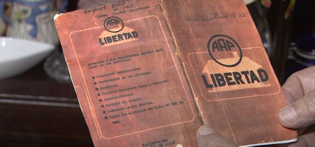 Encontró la libreta de ahorros de su papá y ahora podría convertirse en millonario 1 Encontró la libreta de ahorros de su papá y ahora podría convertirse en millonario Una historia de no creer le ocurrió a un hombre en Chile. Un golpe de suerte lo tendría a punto de convertirse en millonario y todo gracias a una antigua libreta de ahorros que era de su padre, que murió hace más de 30 años. El sujeto encontró la libreta en un cajón.