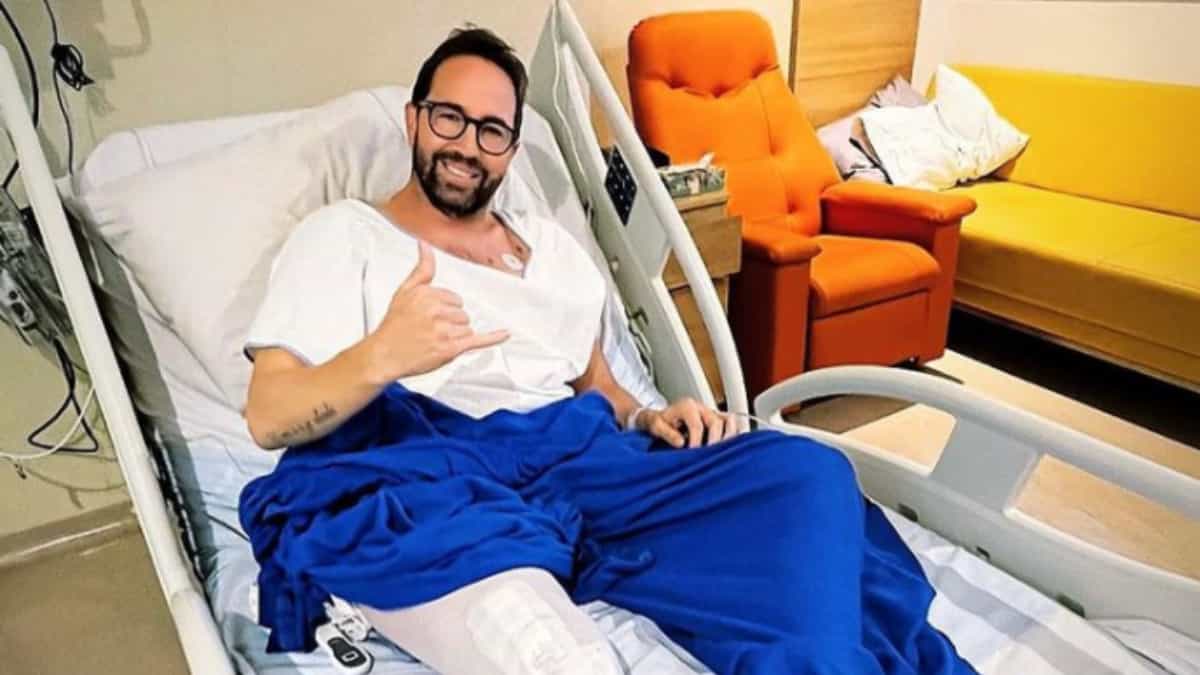 Lucas Arnau no podrá caminar en cuatro meses 1 Lucas Arnau no podrá caminar en cuatro meses Esta semana el cantante Lucas Arnau se sometió a un trasplante de rodilla biológico en el Hospital Pablo Tobón Uribe de Medellín, a sus 42 años, tras padecer un desgaste que ya lo había llevado dos veces a cirugía: