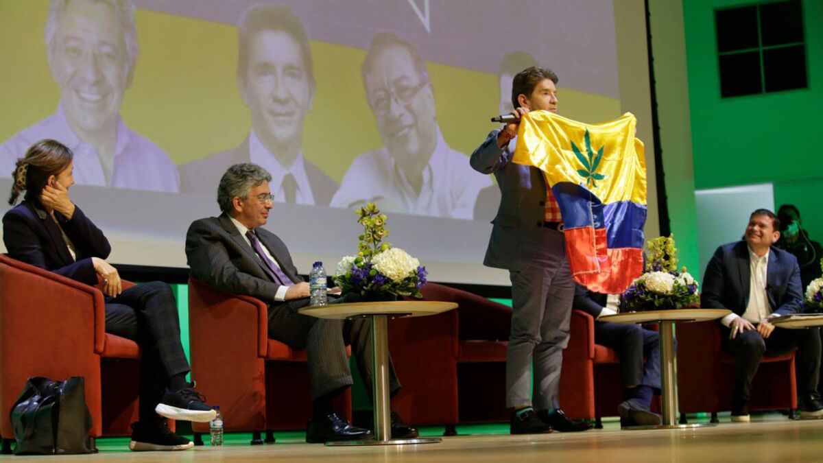 Candidato presidencial propone poner hoja de marihuana en la bandera En medio del desarrollo del debate organizado por la Universidad Externado de Colombia, el exalcalde de Medellín y candidato presidencial Luis Pérez Gutiérrez propuso agregarle la figura de una hoja de marihuana a la bandera de Colombia, esto en medio de haber manifestado su apoyo a la legalización del cannabis