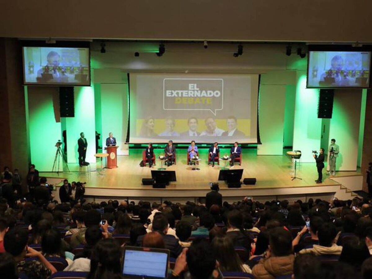 Candidato presidencial propone poner hoja de marihuana en la bandera En medio del desarrollo del debate organizado por la Universidad Externado de Colombia, el exalcalde de Medellín y candidato presidencial Luis Pérez Gutiérrez propuso agregarle la figura de una hoja de marihuana a la bandera de Colombia, esto en medio de haber manifestado su apoyo a la legalización del cannabis