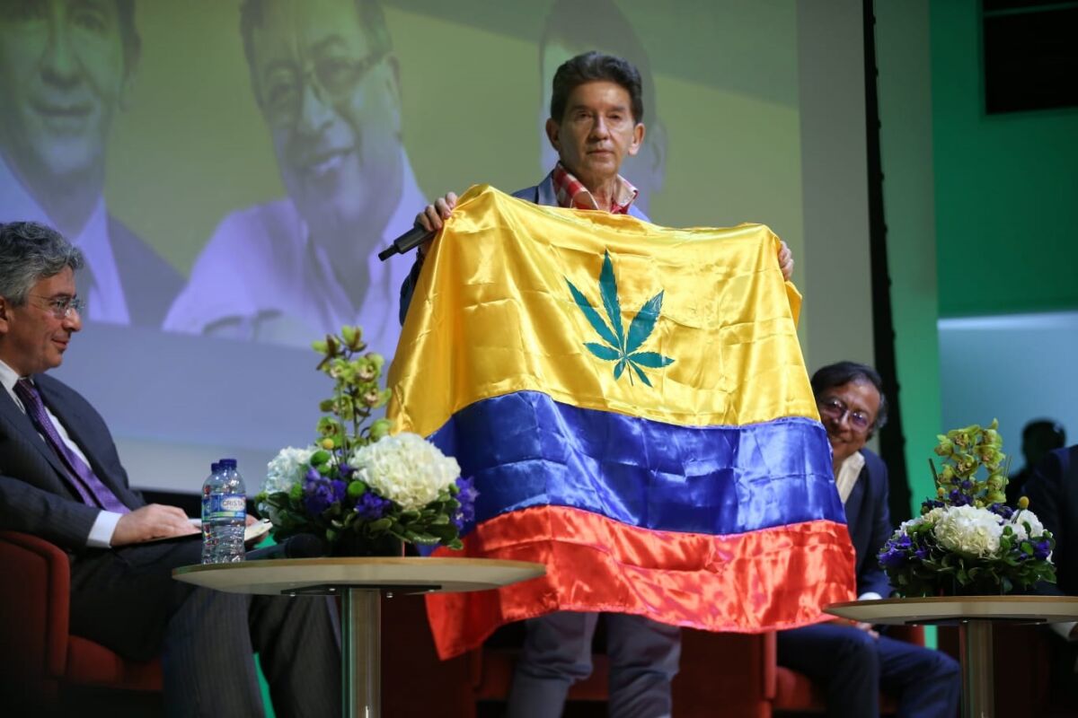 Candidato presidencial propone poner hoja de marihuana en la bandera En medio del desarrollo del debate organizado por la Universidad Externado de Colombia, el exalcalde de Medellín y candidato presidencial Luis Pérez Gutiérrez propuso agregarle la figura de una hoja de marihuana a la bandera de Colombia, esto en medio de haber manifestado su apoyo a la legalización del cannabis