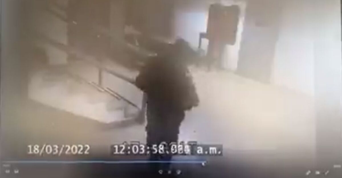 En Video: Así se escapo alias 'Matamba' de la cárcel La Picota 3 En Video: Así se escapo alias 'Matamba' de la cárcel La Picota Juan Larrinson Castro Estupiñán, alias 'Matamba', quien fue capturado por narcotráfico el pasado mayo de 2021 en Floridablanca, se fugó de la cárcel La Picota durante la madrugada del viernes.