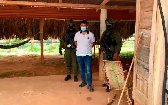 Cayó alias 'Mauricio', actual coordinador del Clan del Golfo 8 Cayó alias 'Mauricio', actual coordinador del Clan del Golfo En una zona rural del municipio de San Pedro de Urabá cayó el temido “Mauricio”, uno de los hombres más poderosos del Clan del Golfo en Antioquia. Según las investigaciones de la Policía, el hombre entró a la organización criminal hace diez años y, desde entonces, se ganó la confianza de sus superiores, lo que le permitió ascender en la línea de mando hasta recibir órdenes directas de “Chiquito Malo”, el número uno.