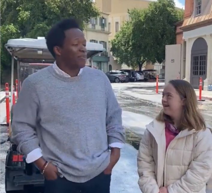 ¡Conmovedor! Mauro Castillo le cantó a una niña ‘No se habla de Bruno’ El actor Mauro Castillo, una de la voces de la película Encanto, protagonizó un emotivo momento con una niña.