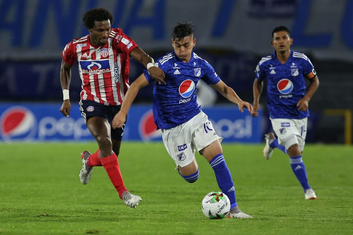 Millos derrotó a Junior y vuelve a ser líder Millonarios sigue demostrando que es uno de los favoritos para ganar la liga, este miércoles en el estadio el Campín, el con junto 'Embajador' venció en tiempo de reposición 1-0 al junior de Barranquilla. Con este resultado recupero el liderado de la liga