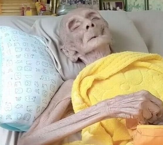 Impresionante apariencia de monje de 109 años 4 Impresionante apariencia de monje de 109 años Luang Pho Yai es un monje budista muy popular por estos días en Tik Tok, pues su nieta publicó varios videos mientras él estaba hospitalizado. Su apariencia física impactó a más de uno, a tal punto que comenzaron a rumorar que tenía 163 años.