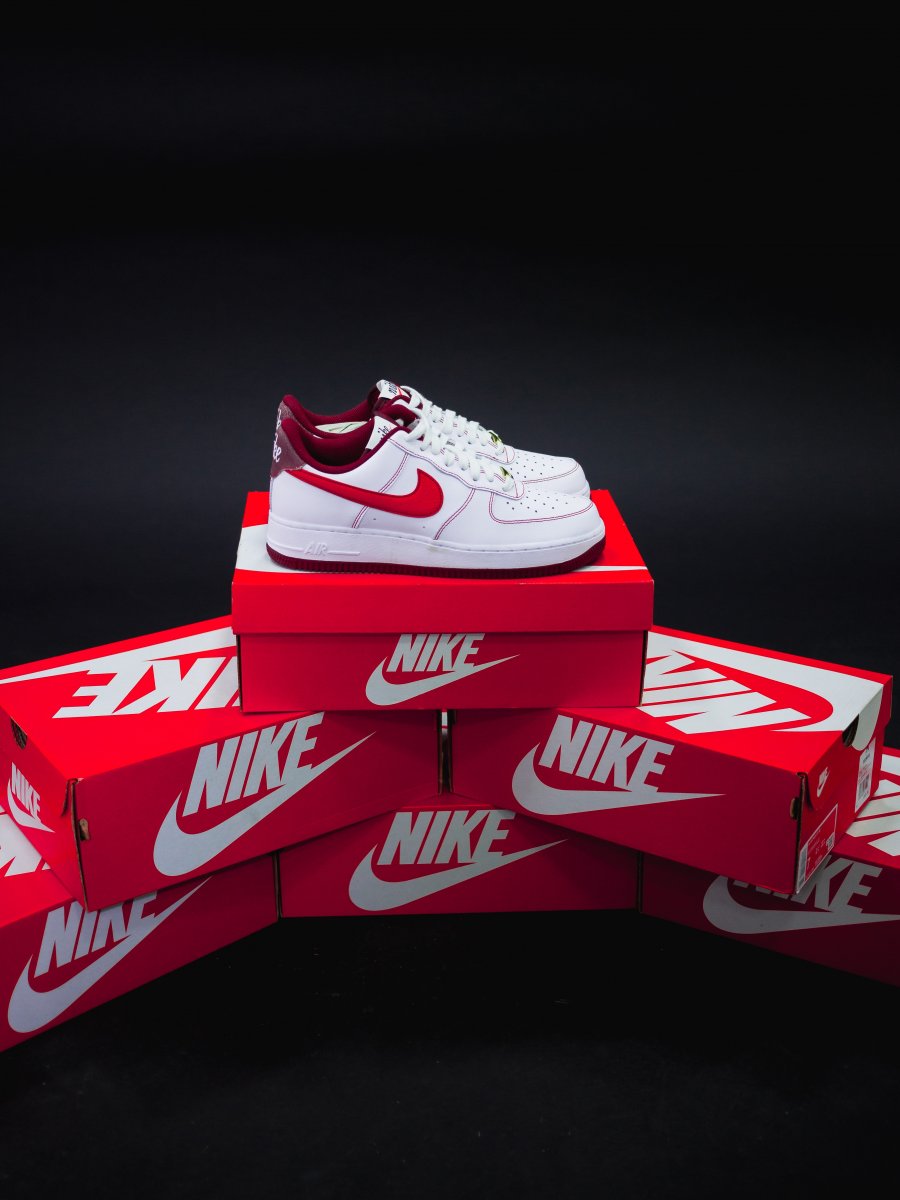 Apple y Nike detienen las ventas de sus productos en Rusia 2 Apple y Nike detienen las ventas de sus productos en Rusia Apple ha anunciado este martes que ha detenido todas las ventas de sus productos en Rusia como respuesta a la invasión a Ucrania y que la plataforma de pago Apple Pay así como otros servicios también han sido "limitados".
