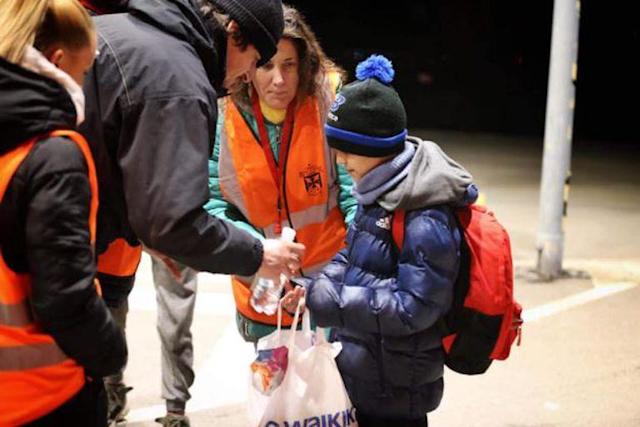 Niño de 11 años escapa solo de Ucrania 5 Niño de 11 años escapa solo de Ucrania Con una bolsa plástica, su pasaporte y un número telefónico anotado en la mano viajó solo en tren un niño de 11 años rumbo a Eslovaquia. Su mamá no pudo viajar con él porque debía quedarse cuidando a la abuela, quien se encuentra inmovilizada.